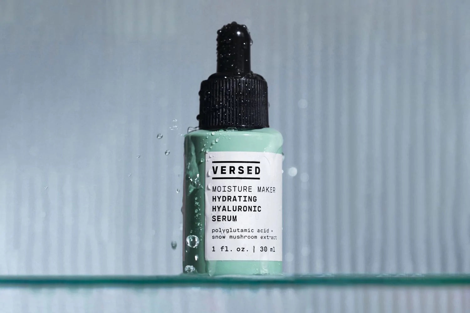 Un flacon de sérum pour la peau de Versed skincare, couvert de condensation