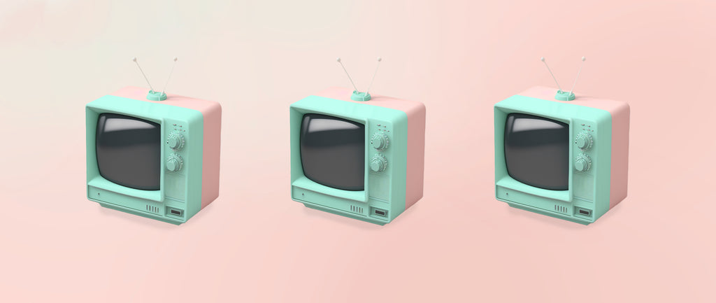 三个复古电视在粉红色的背景前的图形