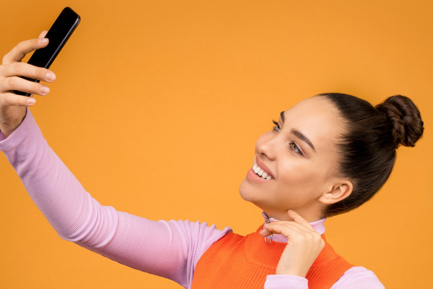 A person takes a selfie with a mobile phone
