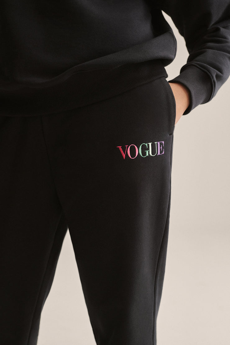 VOGUE Sweatpants Schwarz mit bunter Logo-Stickerei:  Detailansicht seitliche Eingriffstaschen und lockerer Fit.
