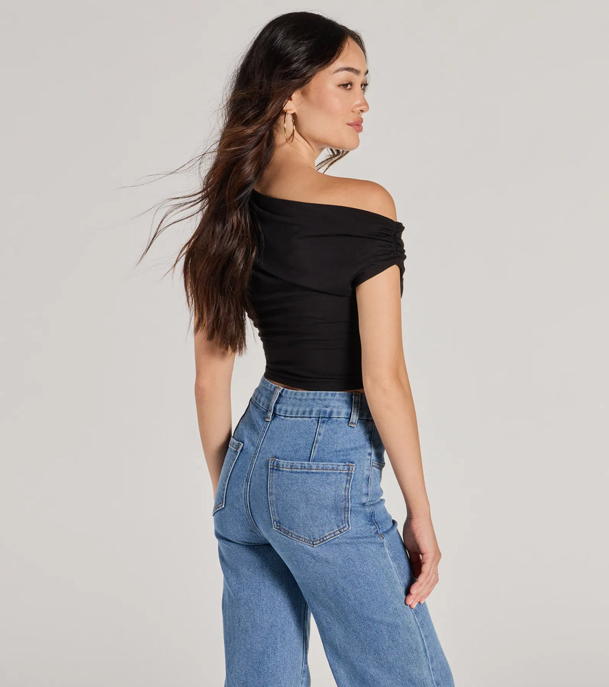 Modern Chic One-Shoulder Crop Top in Black