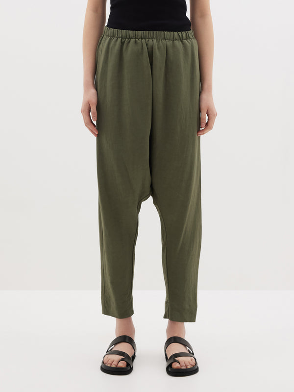 stretch twill tapered pant in khaki