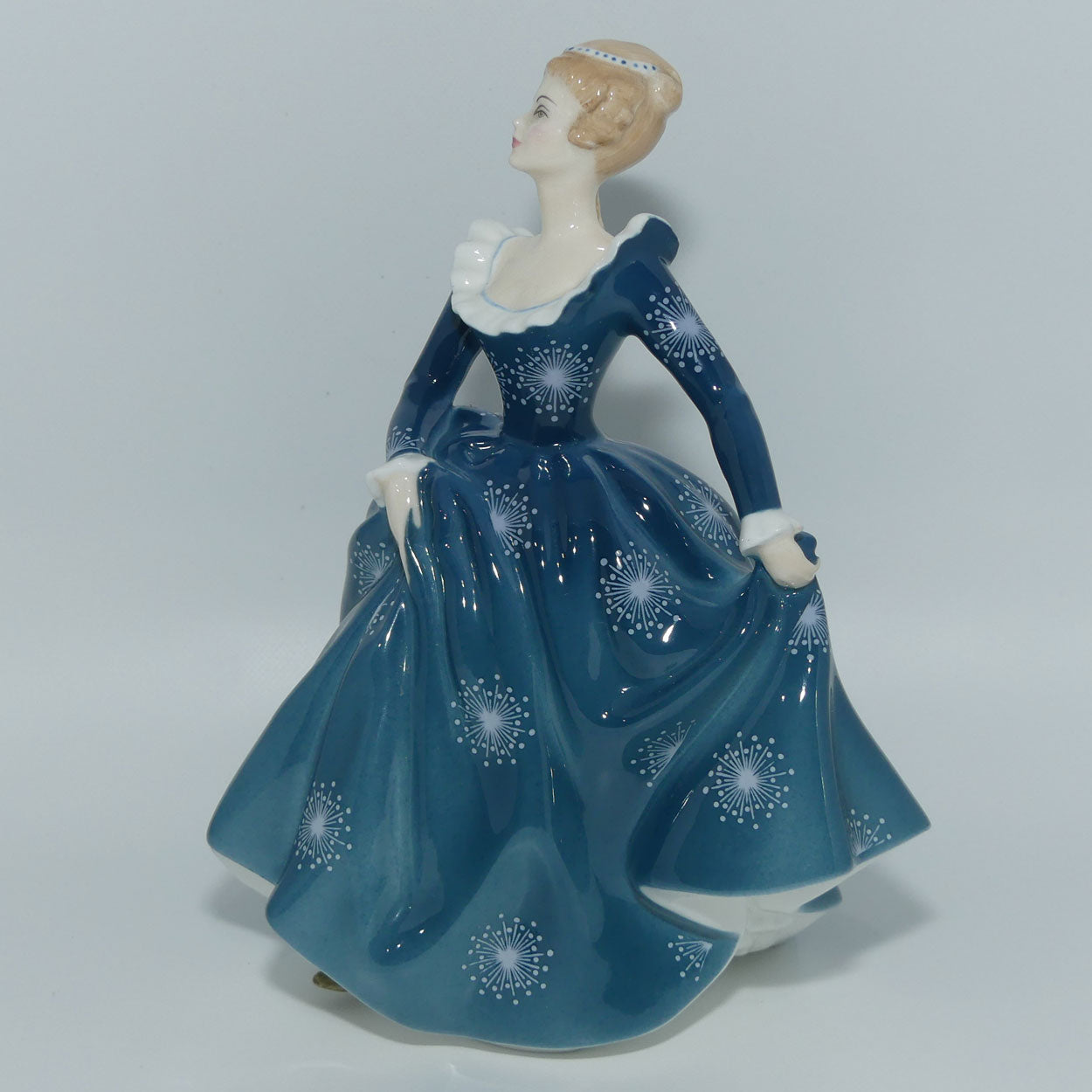 HN2334 Royal Doulton figurine Fragrance | Pretty Ladies Figurine