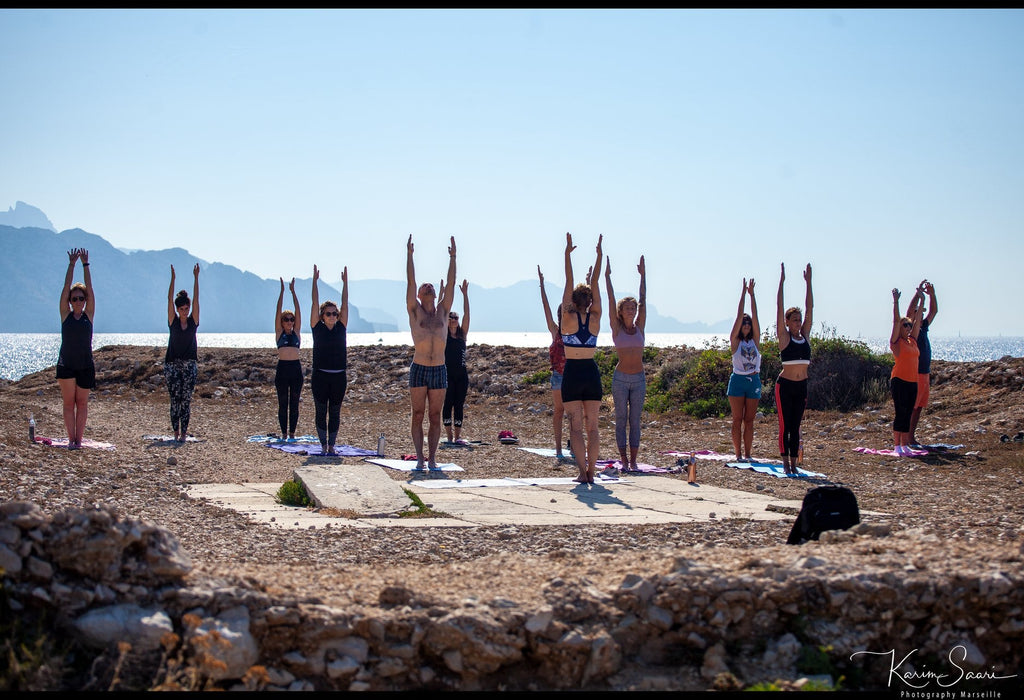 Cours de yoga sur la plage