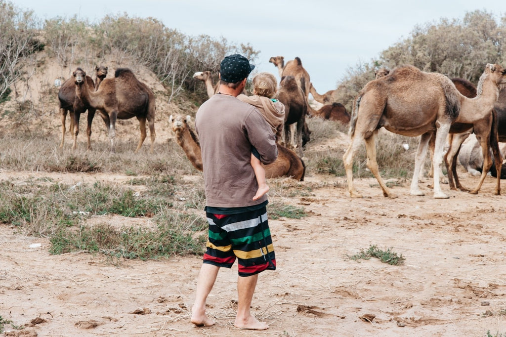 famille qui voyage autour du monde