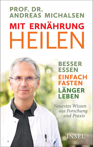 Mit Ernährung heilen: Besser essen – einfach fasten – länger leben. Neuestes Wissen aus Forschung und Praxis  von Friedrich-Karl Sandmann (Herausgeber), Prof. Dr. Andreas Michalsen (Autor), Dr. Suzann Kirschner-Brouns (Mitwirkende)  Weil du bist, was du isst  Ein bisschen scheint es so, als hätten wir den Kontakt zu unserem Körper und damit leider auch die gesunde Beziehung zum Essen verloren. Unsere Wohlstandsgesellschaft stellt den Genuss und die schnelle Verfügbarkeit über gesundheitsfördernde Komponenten. Da solche in industriell gefertigtem Junk Food ohnehin nicht zu finden sind, gilt: Schmecken muss es, schnell soll es gehen. Die Nahrungsmittelindustrie reagiert auf diesen Wunsch mit Zucker, Geschmacksverstärkern & Co. Darauf wiederum reagiert der menschliche Körper mit Übergewicht und Krankheiten. Befreien wir uns endlich aus diesem Teufelskreis und lassen wir unsere Nahrungsaufnahme endlich wieder das sein, was sie tatsächlich sein kann: Heilmittel und Energielieferant aus der Natur.  Einfach essen, besser fasten, länger leben  Während viele Menschen noch verzweifelt Kalorien zählen, Kohlenhydrate scheuen und Fett fürchten, vertrauen andere den neuesten Erkenntnissen der Ernährungswissenschaft. Auch wenn es überraschend klingt: Vergiss Paleo-, Atkins- oder Low Fat Diät und besinne dich ganz einfach auf das Wesentliche. Weniger ist mehr, vor allem beim Essen. Hier erfährst du, wie du einfach und sinnvoll fasten kannst, welche Nahrungsmittel tatsächlich als gesunde Lebensmittel gelten und warum das so ist. Als eindrucksvolles Beispiel haben wir die Lebensgewohnheiten jener Menschen beleuchtet, die in so genannten „Blue Zones“ leben, also in Gegenden, in denen die Menschen kollektiv deutlich älter werden als anderswo.  Blue Zones - von Hundertjährigen lernen  Mit großem Erstaunen hat man festgestellt, dass es Regionen auf dieser Erde gibt, in denen Hundertjährige keine Seltenheit darstellen. Was ist das Geheimnis dieser Langlebigkeit? Ganz einfach: soziale Kompetenz, körperliche Aktivität und einfache Kost.  Die bisher bekanntesten Blue Zones finden wir in Japan, Griechenland und Italien und zwar jeweils auf Inseln. Okinawa heißt die japanische Inselgruppe der Langlebigen, Kreta, Ikaria und Sardinien sind es in Südeuropa. Was sie eint, ist weniger der Fischkonsum, als vielmehr regional wachsende Pflanzenkost. Während in Japan Miso Suppe, Süßkartoffeln und Gemüse im Vordergrund stehen, sind es in Südeuropa Wildgemüse, Hülsenfrüchte und Oliven.  Natur pur statt Nahrungsmittelindustrie  Der wichtigste Faktor für die Bekömmlichkeit von Lebensmitteln ist ihr Natürlichkeit. Industrialisierte Prozesse zerstören die Struktur der Grundstoffe, obwohl die Natur sie doch bereits perfekt hervorgebracht hat. Doch die Wirtschaft verfolgt ganz andere Ziele. Haltbar und geschmacksintensiv heißt die Devise von Junk Food, was durch künstliche Konservierungsmittel, Zucker, Salz, Geschmacksverstärker etc. gewährleistet wird.  Im Gegensatz dazu steht die natürliche Komposition der Inhaltsstoffe „Made in Nature“, die sogar farblich und namentlich darauf hinweisen, welche gesundheitlichen Vorteile sie zu bieten haben. Doch betrachten wir zunächst vor allem jene Komponenten, über die uns schon so viele Mythen erzählt wurden und klären wir die Fakten dazu.  Von Fetten, Kohlenhydraten und Proteinen  Lange Zeit hieß es, man müsse Fett vermeiden um abzunehmen. Später konzentrierte sich die Abnehm-Lobby darauf, dass ihre Kundinnen und Kunden generell Kohlenhydrate weglassen sollten. Fitnessgurus empfahlen Protein-Shakes, um gewünschte Muskelmasse aufzubauen. Die Zahl der Diätformen, die im Laufe der Jahre, in denen Junk Food die Menschen dick und krank gemacht hatte, steigt weiterhin ständig. Wirtschaftswachstum beginnt in diesem Fall also zu Lasten der Gesundheit. Zum Glück wissen wir es heute besser.  Gesunde Fette versus tickende Zeitbomben  Wir wissen nun, dass es gesunde Fette gibt, die man auch als ungesättigte Fettsäuren bezeichnet. Wir finden sie vor allem in Ölen und Nüssen. Hier kommt es vor allem auf das Verhältnis an, das ungesättigte Fettsäuren, wie Omega-3 und Omega-6, miteinander und in Bezug auf andere Inhaltsstoffe eingehen. Als enorm gesundheitsfördernd erkannte man unter anderem Olivenöl und Hanföl, die kalt und schonend gepresst, besonders bekömmlich sind.  Gesättigte Fettsäuren, wie sie beispielsweise in tierischen Fetten oder Palmöl vorkommen, sind allerdings für den menschlichen Organismus äußerst schädlich, vor allem dann, wenn sie über längere Zeiträume hindurch konsumiert werden.   Kohlenhydrat ist nicht gleich Kohlenhydrat  Auch Kohlenhydrate standen lange Zeit unter Verdacht dick zu machen. Doch auch hier gilt es, „gut“ von „böse“ zu unterscheiden. Im Prinzip ist das gar nicht schwer, denn als Faustregel gilt: Wenn viele Verarbeitungsprozesse in die natürliche Struktur eingreifen, entstehen „leere“(böse) Kohlenhydrate, wie wir sie in weißer Pasta, weißem Zucker oder weißem Reis vorkommen.  Dagegen enthalten natürliche und somit „gute“ Kohlenhydrate auch wertvolle Ballaststoffe, die wir für unser Mikrobiom, also die intakte Darmflora, benötigen. Wir finden sie in Hülsenfrüchten, Vollkornprodukten, Möhren, Äpfeln & Co. Eine gesunde Darmflora schützt auch vor Autoimmun- und Stoffwechselerkrankungen.  Eiweiß ist wesentlich - lieber pflanzlich, als tierisch  Proteine sind lebenswichtig. In ihnen finden wir essentielle Aminosäuren, die für Bau und Regeneration unserer Zellen verantwortlich sind. Doch nehmen wir zuviel und vor allem falsches (tierisches) Eiweiß zu uns, können unsere Zellen dieses nicht mehr abbauen. So kann es zu diversen Stoffwechsel-, Herz-Kreislauf-, oder Krebserkrankungen kommen. Die Alternsforschung fand außerdem heraus, dass tierisches Eiweiß bereits vorhandene Krebszellen zum Wachsen und gesunde Zellen schneller zum Altern bringt. Wo stecken gesunde Proteine drin? In Hülsenfrüchten, Spinat, Grünkohl, Nüssen und Samen.  Was ist dran an Superfoods  Zwar wirken sie wie eine neue Erfindung des Bio-Marketings, doch Superfoods sind erstens tatsächlich gesünder als vieles andere, zweitens nicht nur in exotischen Ländern zuhause. Auch bei uns gibt es unzählige Pflanzen, die „Superfood-Charakter“ haben. Was also macht den Unterschied zu anderen Nahrungsmitteln aus? Die Antwort: Sekundäre Pflanzenstoffe. Sie wirken antioxidativ und machen Freie Radikale, die sich als Abfallprodukt an unseren Zellen ablagern, unschädlich. Weiters stärken sie die Widerstandskraft der Zellen, wirken entzündungshemmend und mobilisieren unsere körpereigenen Selbstheilungskräfte. Sie halten Blutdruck und Cholesterinwerte in Schach und sind von der Natur farblich gekennzeichnet. Als Faustregel gilt: je dunkler bunt, desto besser. Als heimische Superfoods gelten zum Beispiel: rote Zwiebeln, Knoblauch, Tomaten, Brokkoli, Rote Beete, Leinsamen, Walnüsse, Brennnesseln und Beeren. Vor allem dunkle Beeren, wie Brombeeren oder Heidelbeeren gelten als enorm gesund.   Fasten als Heilmittel  Viele Menschen verbinden Fasten nur mit Gewichtsreduktion, doch der bewusste Nahrungsentzug ist wie eine echte Kur für unseren Körper. Das gilt sowohl für Heilfasten, das über mehrere Tage hinweg durchgehalten wird, als auch für Intervallfasten, das viele Menschen bereits zu ihrer täglichen Routine erhoben haben. Verzichtet man gänzlich auf feste Nahrung, wie beim Heilfasten, werden dem Körper über Flüssigkeit (Suppen, Tees, Säfte) die notwendigen Nährstoffe zugeführt. Nach mindestens fünf Tagen ohne feste Nahrung erlebst Du den ersten Bissen als echtes Geschmacksfeuerwerk und gehst automatisch bewusster damit um, was du dir zuführst. Beim Intervallfasten nimmst du über einen Zeitraum von mindestens 16 Stunden keine Nahrung zu dir, wodurch dein Körper seine zellulären Selbstheilungsprozesse in Gang setzt, indem er „Autophagie“ betreibt. Selbstfressend werden alte, schadhafte Zellbestandteile abgebaut, repariert oder ersetzt.  Fazit - mit Ernährung heilen, einfach fasten  In seinem Buch “Mit Ernährung heilen: Besser essen – einfach fasten – länger leben“ zeigt Prof. Dr. Andreas Michalsen, wie sehr unsere Gesundheit davon abhängt, was wir zu uns nehmen. Wir lernen, wie sehr unsere Gesundheit profitiert, wenn wir fasten. Gönne dir also die Schätze der Natur und verzichte auf industrielle Nahrungsmittel, auch wenn diese billiger sind. Gesunde Ernährung beginnt so: Iss jede Menge grünes Gemüse und Hülsenfrüchte Nimm gesunde Fette (z.B. Nüsse) und Öle (Olivenöl) zu dir Kaufe nur saisonales und regionales Bio-Obst Gute Kohlenhydrate sind nicht weiß (bei Brot, Pasta & Co Vollkornprodukte wählen) Verzichte weitgehend auf Fleisch, Fisch und Eier Meide Milchprodukte, vor allem bei industrieller Fertigung Hör auf, konstant zu snacken und probiere Intervallfasten   Weitere Tipps und kluge Ratschläge für gesunde Ernährung findest du im Buch “Mit Ernährung heilen: Besser essen – einfach fasten – länger leben“ von Prof. Dr. Andreas Michalsen.