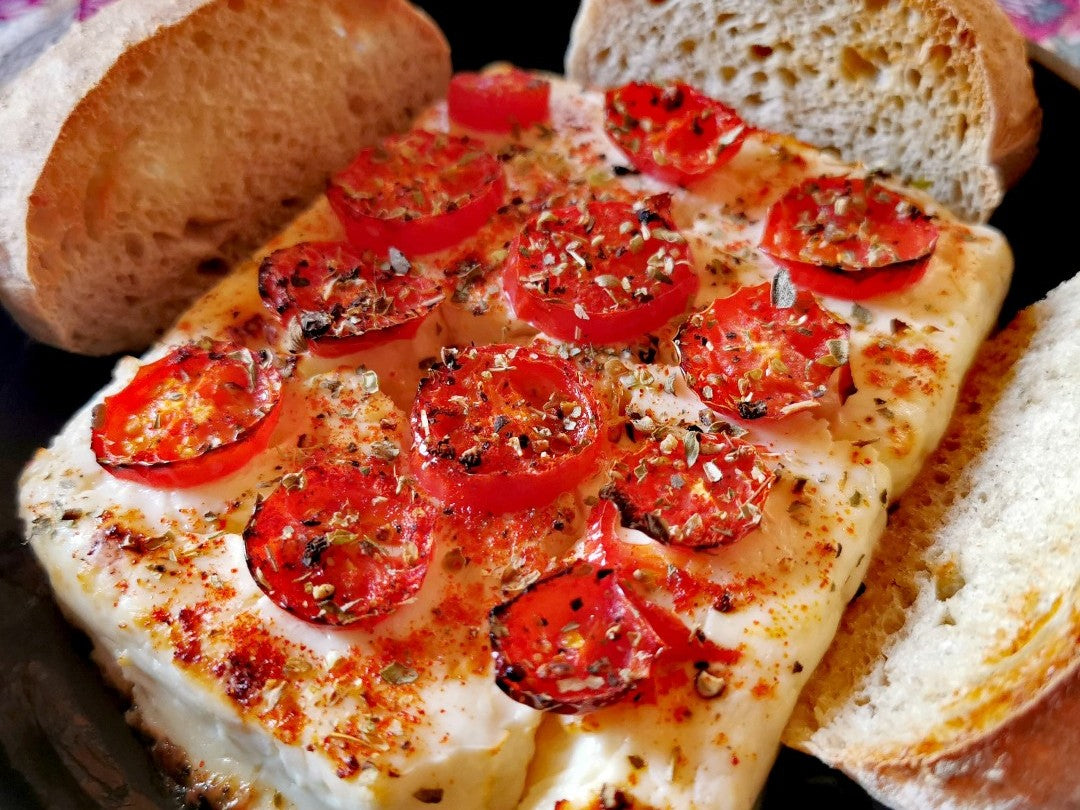 GEBACKENER SCHAFSKÄSE MIT TOMATEN