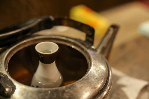 heating sake with tokkuri in hot water bath