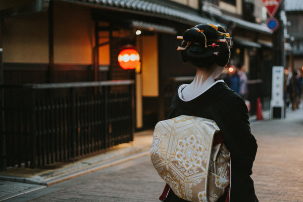 maiko in gion, kyoto