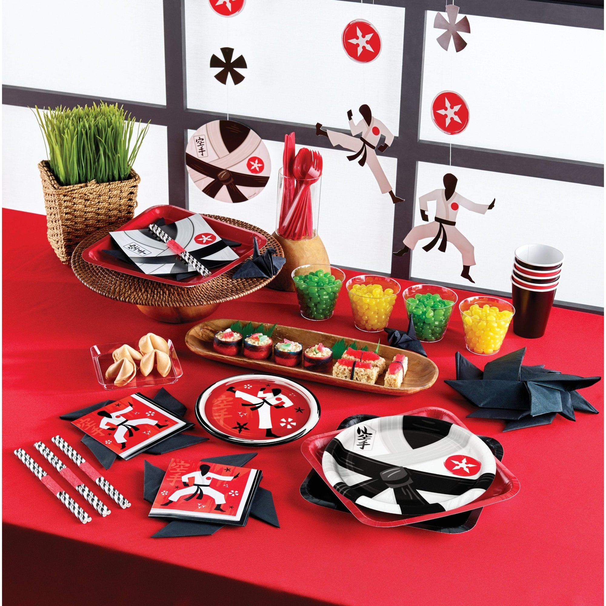 https://cdn.shopify.com/s/files/1/0071/1222/8927/products/karate-themed-party-plates-698408_2000x.jpg?v=1691028043