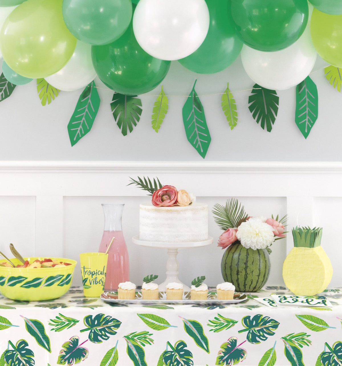 https://cdn.shopify.com/s/files/1/0071/1222/8927/products/tropical-leaf-party-tablecloth-902278_1200x.jpg?v=1691027867