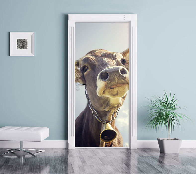Lustiges Portrait einer Kuh Türaufkleber im gelben Wohnzimmer