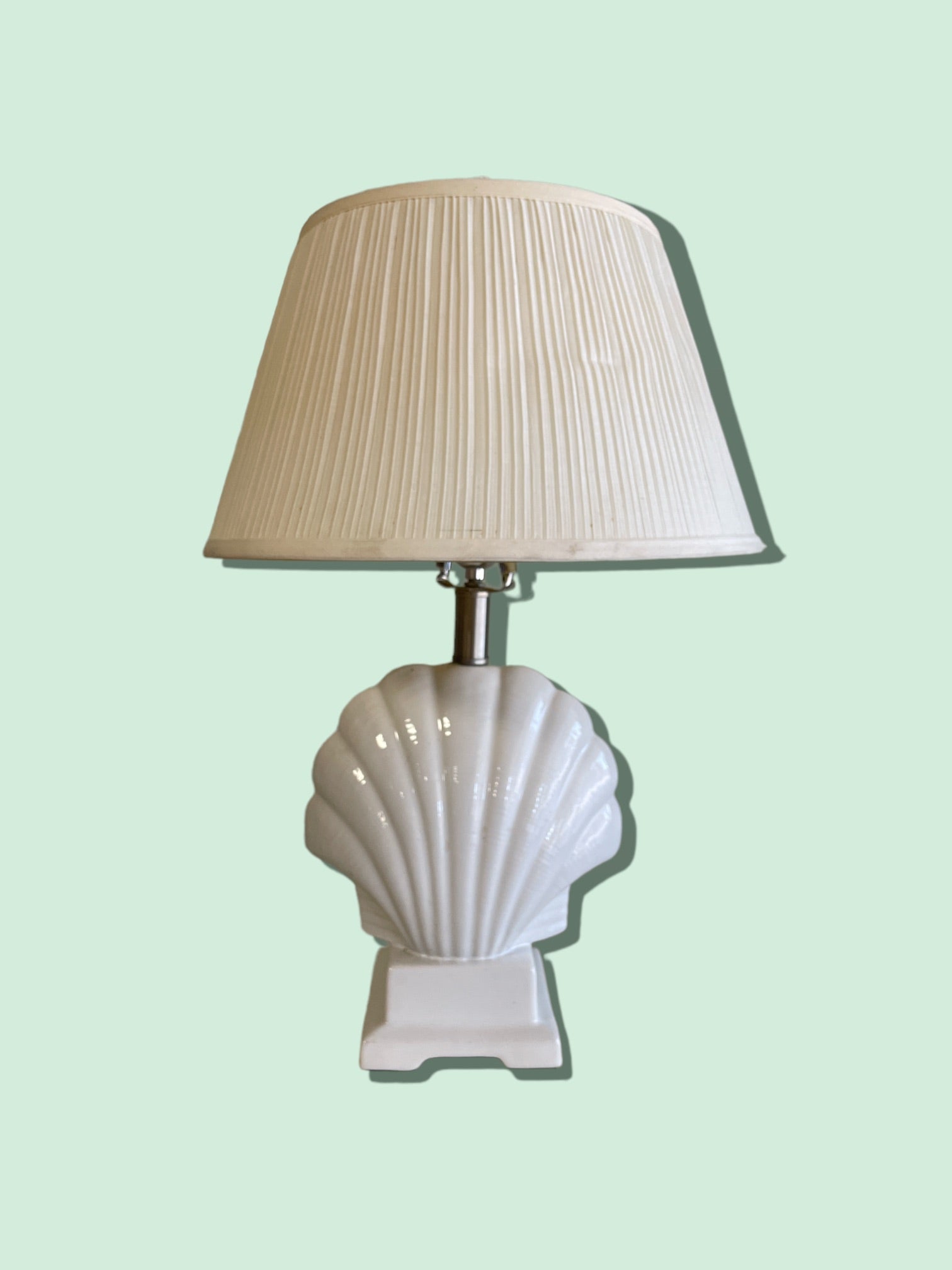 white shell lamp