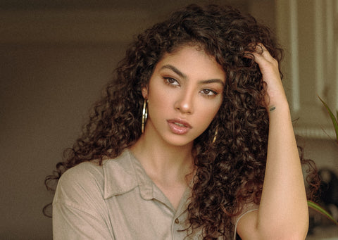 Woman with well-defined curly hair