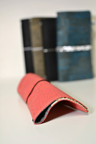 traveler's notebook en cuir de liege rose corail