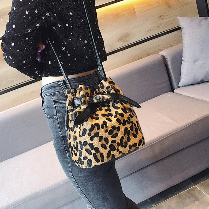 New Leopard Fashion Personality Bucket Bucket Shoulder Diagonal Multi-Purpose Bag Female