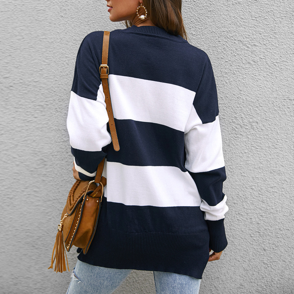 Round neck striped stitching sweater