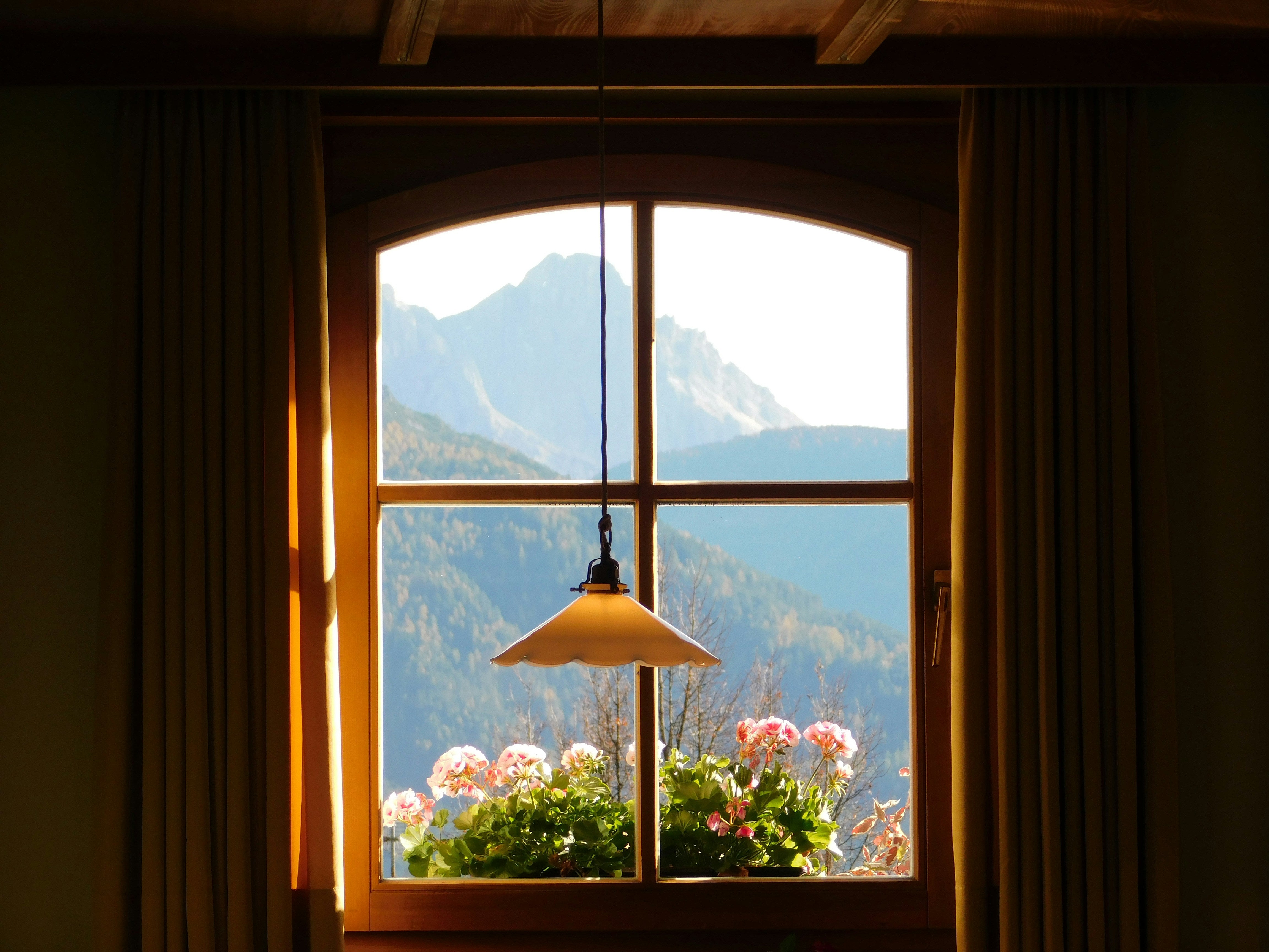 petite fenêtre vue sur les montagnes