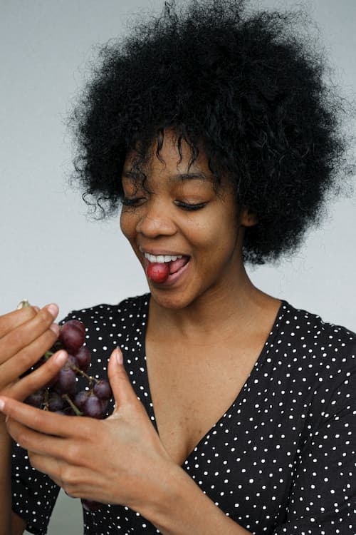 femme qui mange du raisin