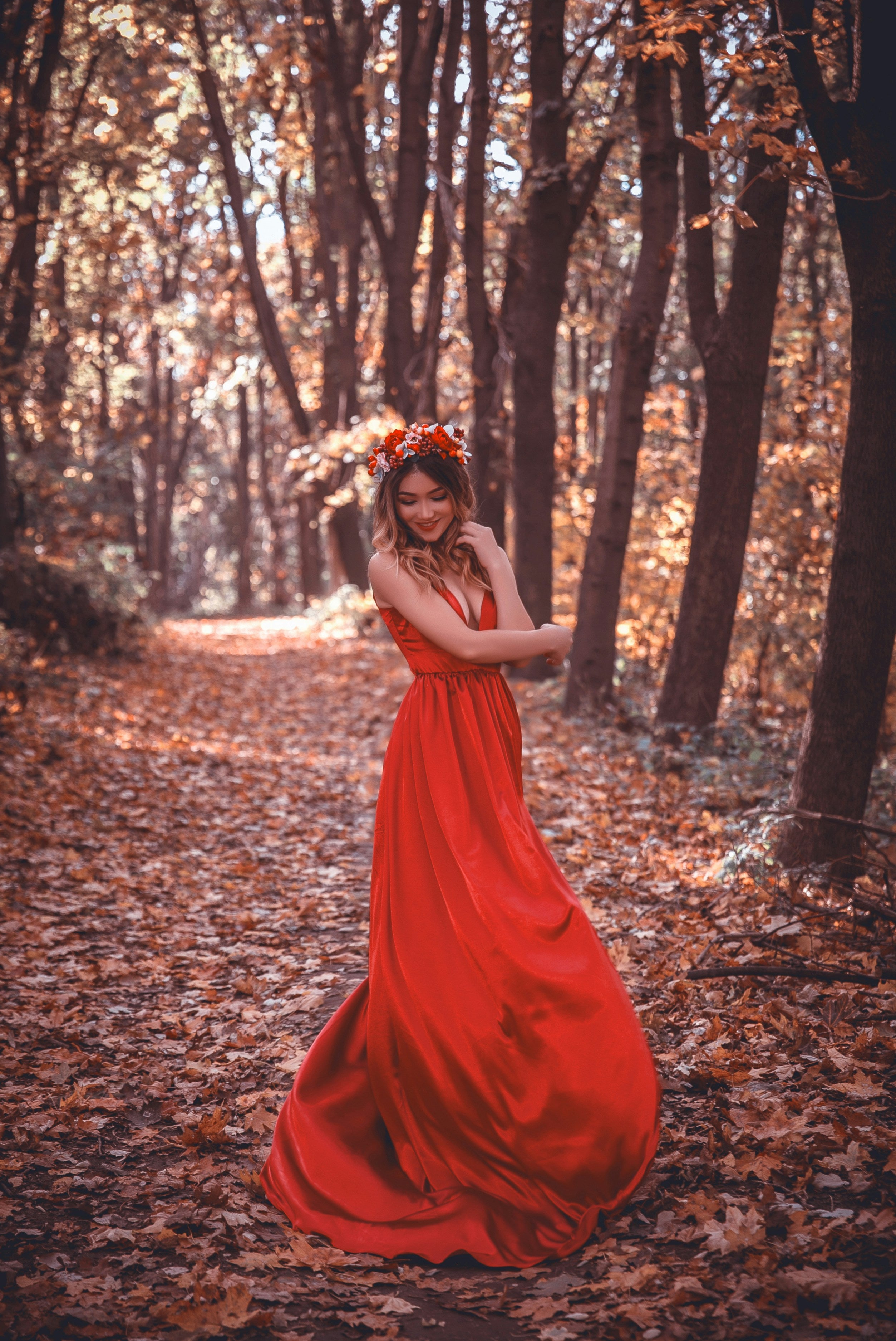 femme en robe rouge