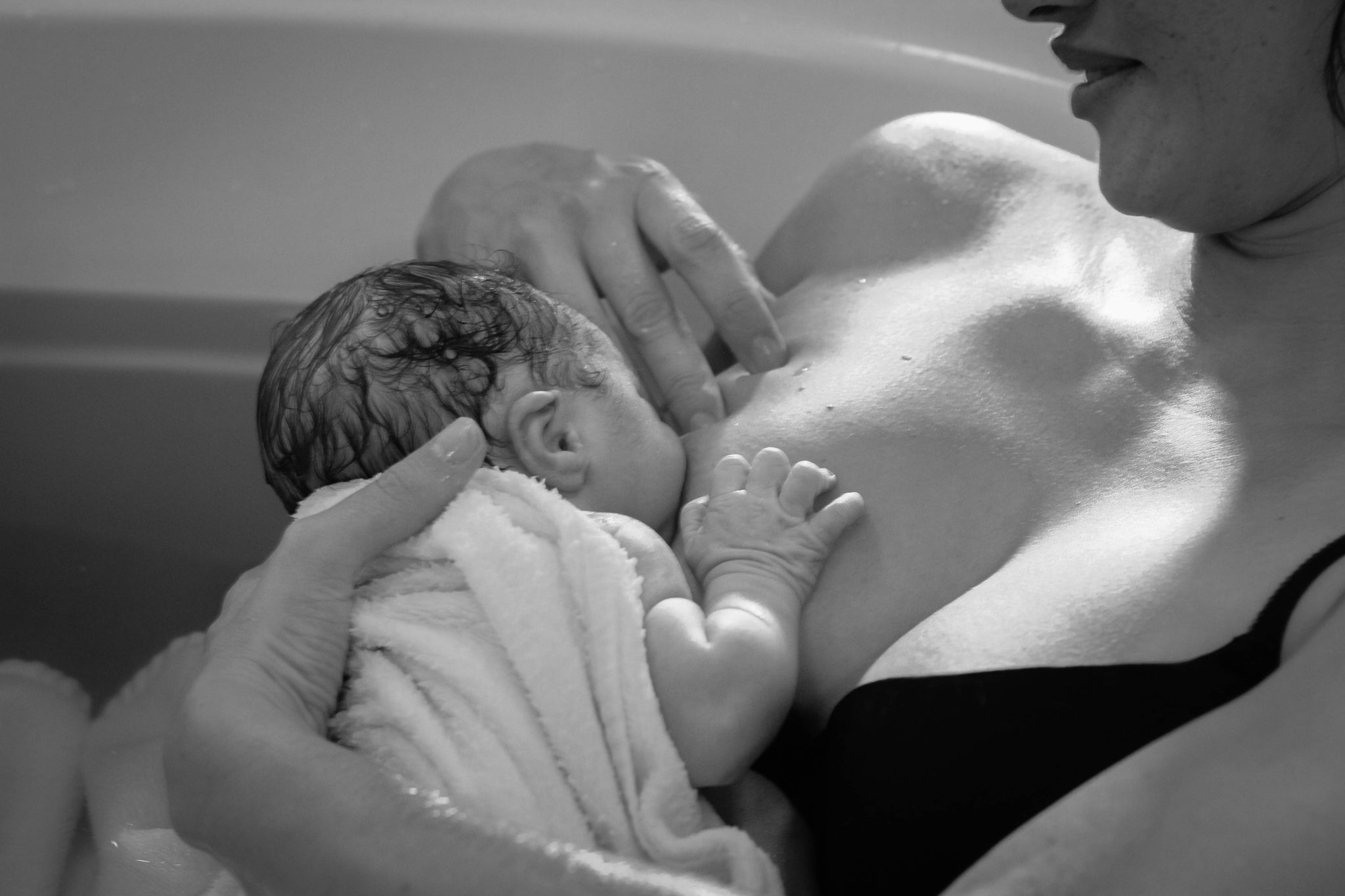 Renata Lardelli breastfeeding son Xavier at birth