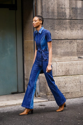 Janaye Furman en combinaison denim