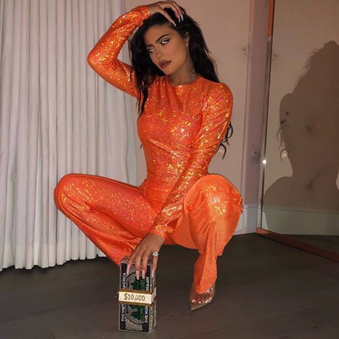 combinaison orange Kylie Jenner