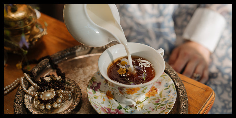 Le thé risque-t-il de jaunir les dents si on le mélange avec du lait