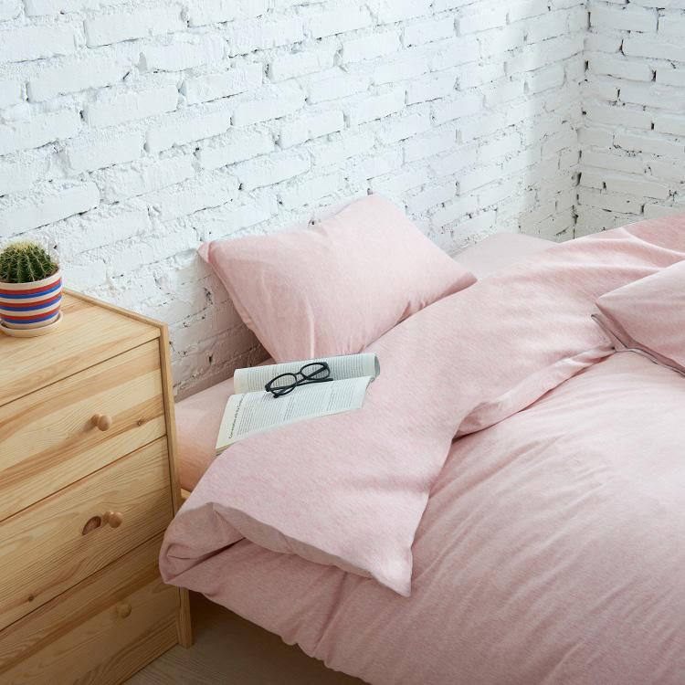 pink and grey bed covers