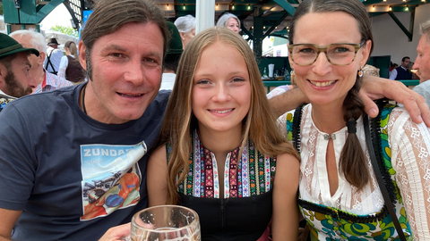 Christina Kronawitter with family in traditional costumes at the Gäubodenvolksfest