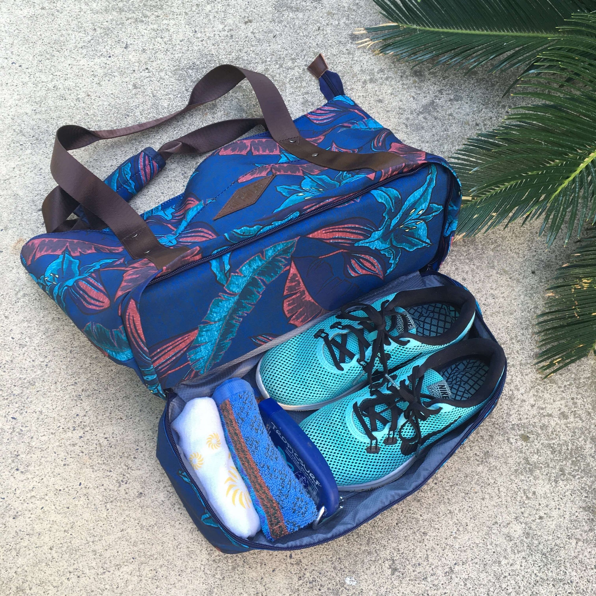 tote with shoe compartment