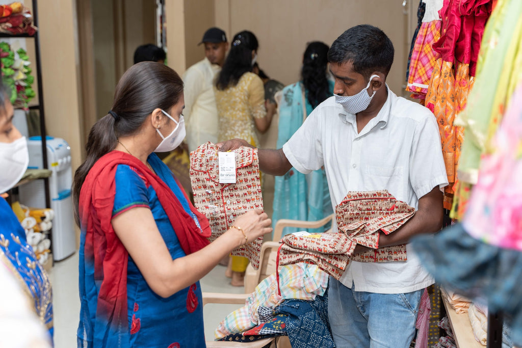 customers at nesavu-brand store -tiruppur-launch-photo-salem-erode-coimbatore-chennai-tiruchi-madurai-pattu pavadai manufacturer tamil nadu