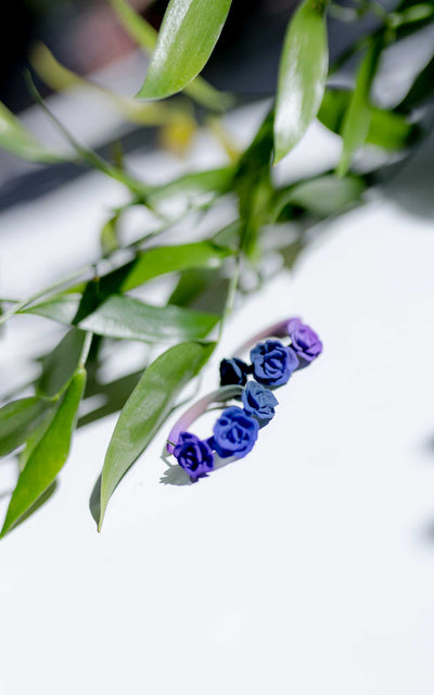 Boucles d'oreilles very peri, bleu- mauve. Anneaux d'oreilles florales, roses 3D. Bijoux fait au Québec.