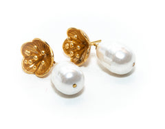 Achetez des boucles d'oreilles pendantes en nacre avec motif floral chez RM Kandy