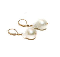 Achetez des boucles d'oreilles en perles avec fermoir mousqueton doré chez RM Kandy