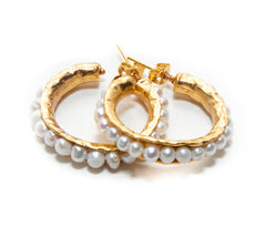 Boucles d'oreilles en perles fraîches en perles d'or pour femmes avec fermoir papillon
