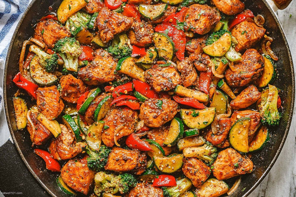 24 Quick and Healthy Dinner Ideas for Two: Chicken with Vegetables on a Skillet.