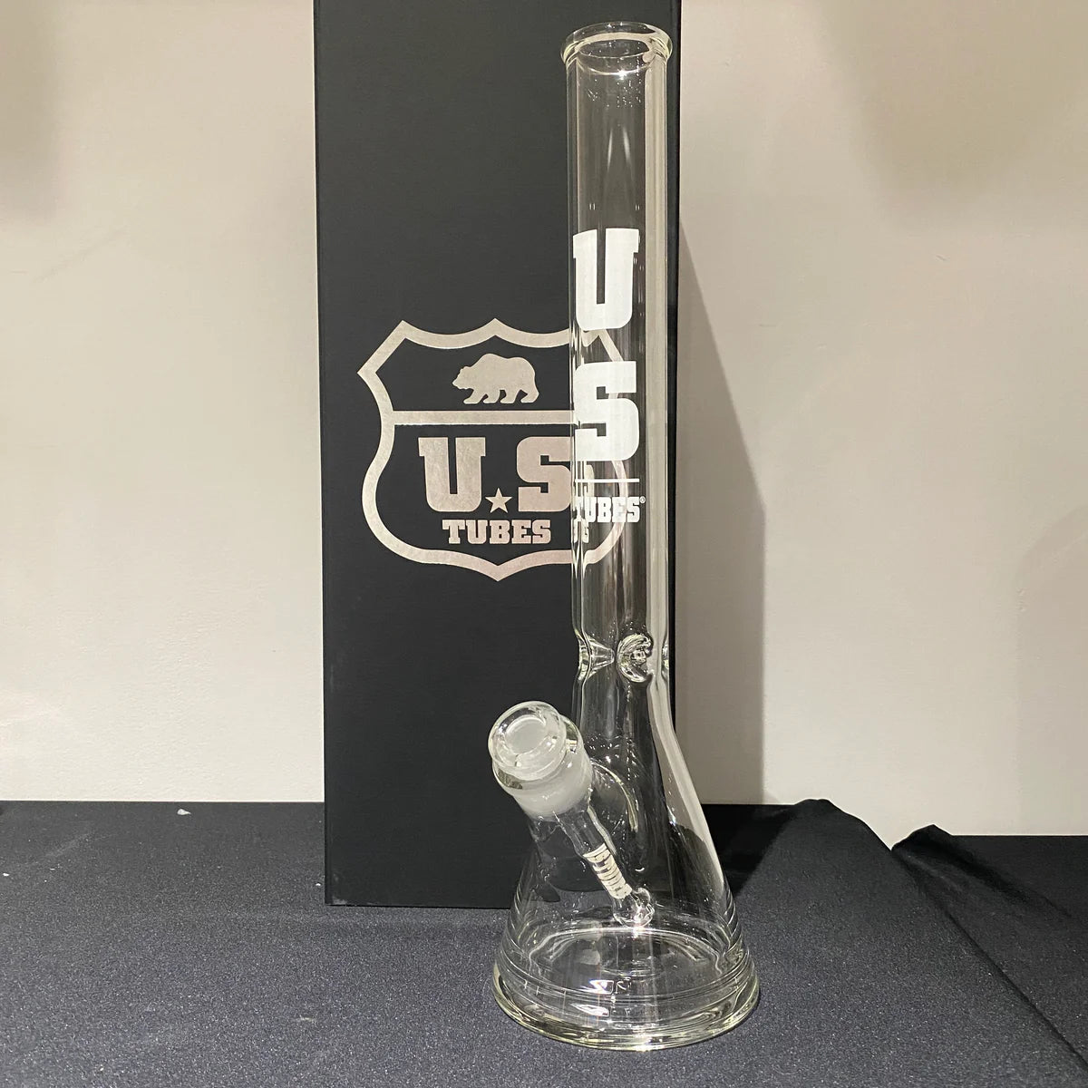 19 Inch Flagship Beaker 50 x 5mm with 29mm Joint and Display Box (White Block Decal)