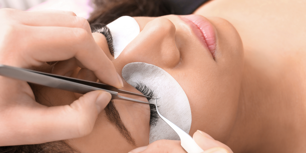 Prolong Lash teaches you what do CLIENTS need to know about eyelash extensions before their lash appointment