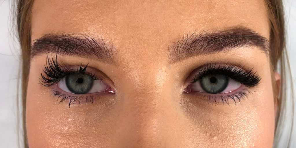 Woman with dirty lash extensions I Prolong Lash