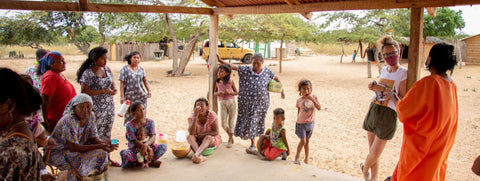 Jeanne con los tejedores Wayuu en La Guajira, Colombia