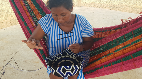 Bolso colombiano y su tejedora wayuu