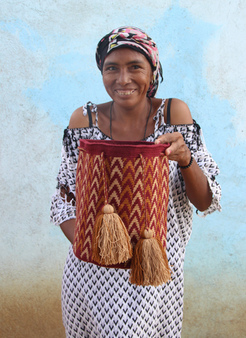 Bolso Mazonia colombiano con el artesano Wayuu