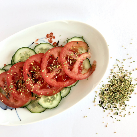 tomaten komkommer salade met furikake