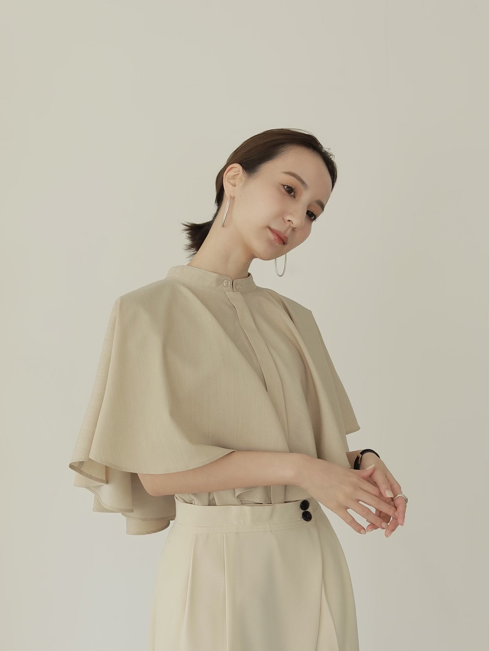 受注販売 】DRAPE CAPE BLOUSE / PUFF SLEEVE OVER BLOUSE – louren store