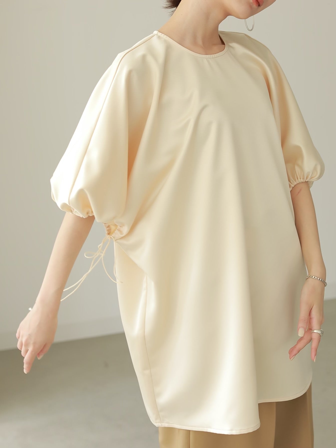 louren  satin gather sleeve ブラウス