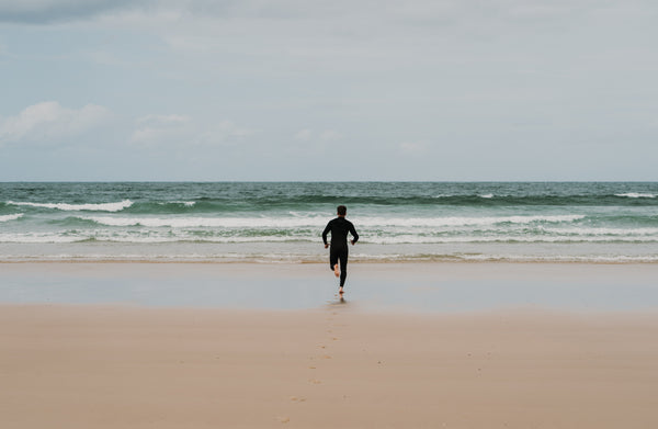 homme plage ocean mer combinaison plongée surf wetsuit