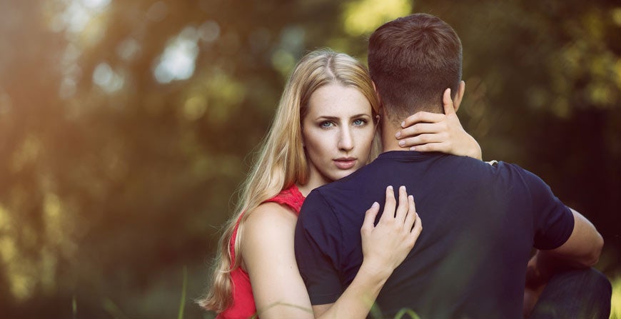 Couple romantique dans la forêt chakra coeur