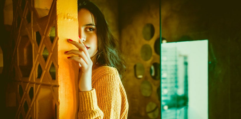 Fille en chakra du plexus solaire jaune