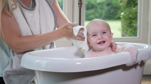 How often do I need to wash my baby's hair?_Cuddledry.com